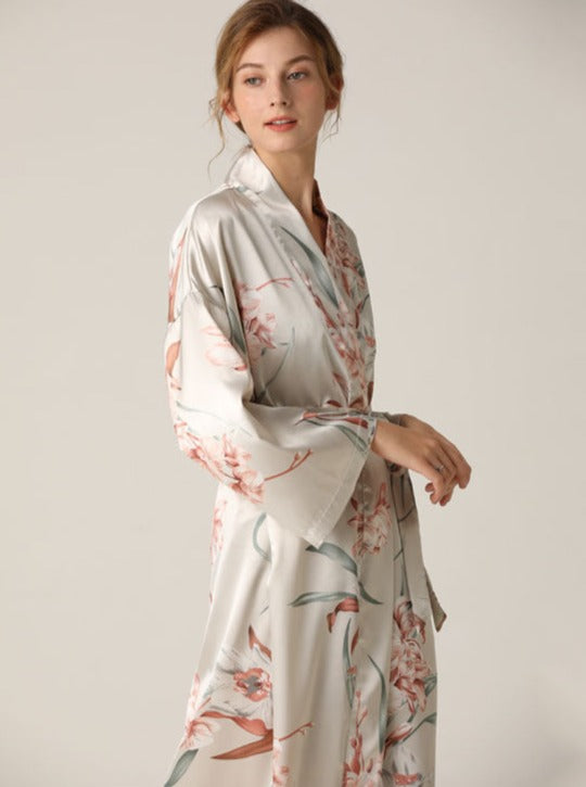 Luxuriöse Nachtwäsche Set: Eleganter Satin Kimono mit Blumenmuster