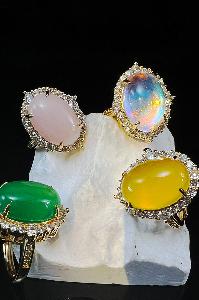 Anillos de piedras preciosas con cristales brillantes de lujo