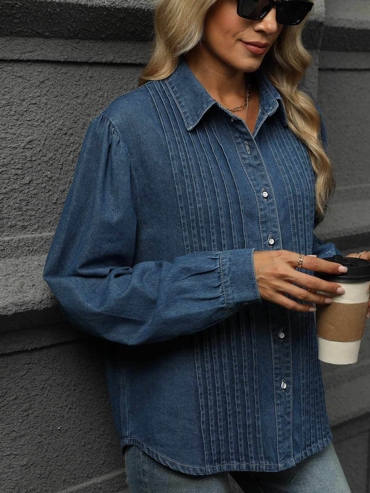 Camisa vaquera azul de gran tamaño con rayas diplomáticas