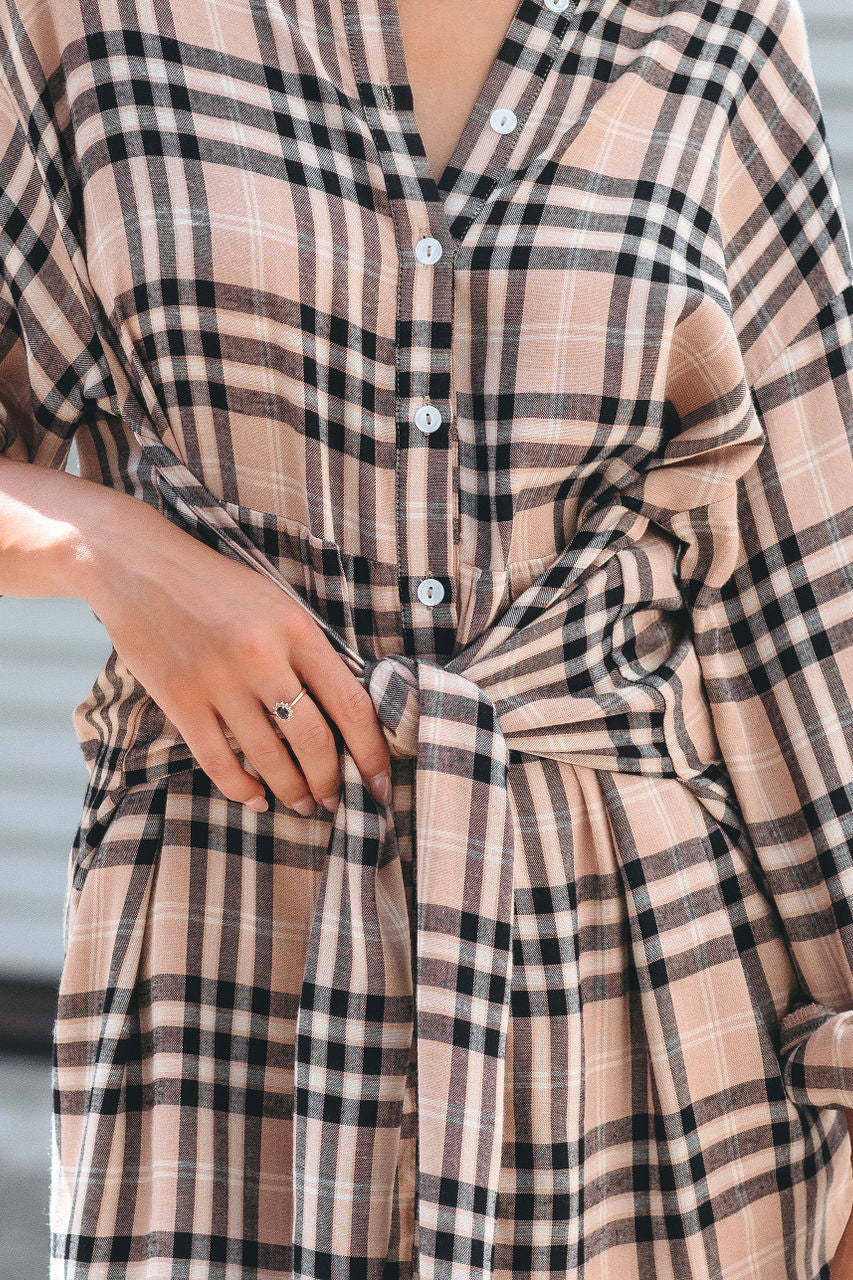 Vestido camisero elegante con cinturón y cuadros escoceses