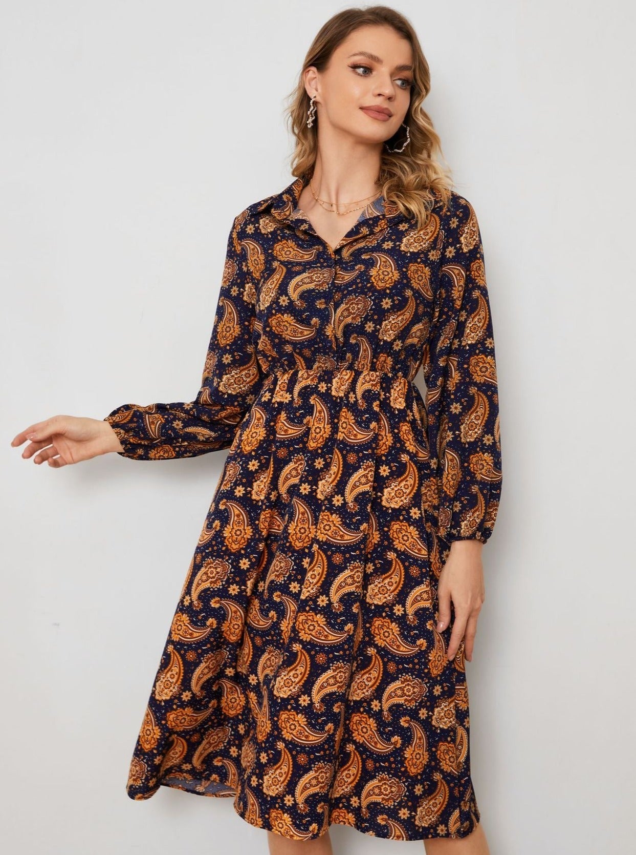 Vestido midi de manga larga con cuello floral marrón