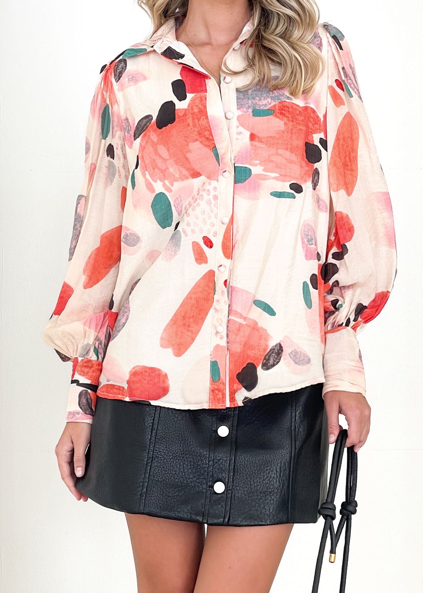 Blusa ligera con estampado floral abstracto