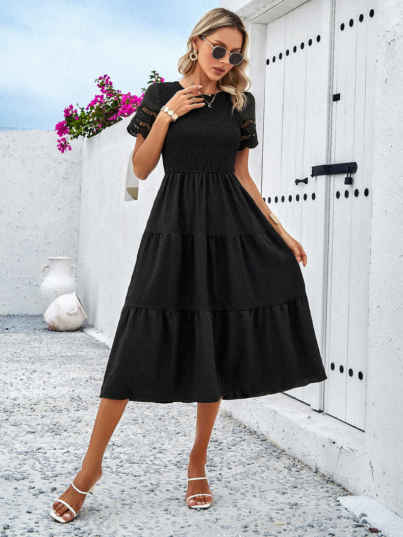 Vestido elegante negro con capas y aberturas 