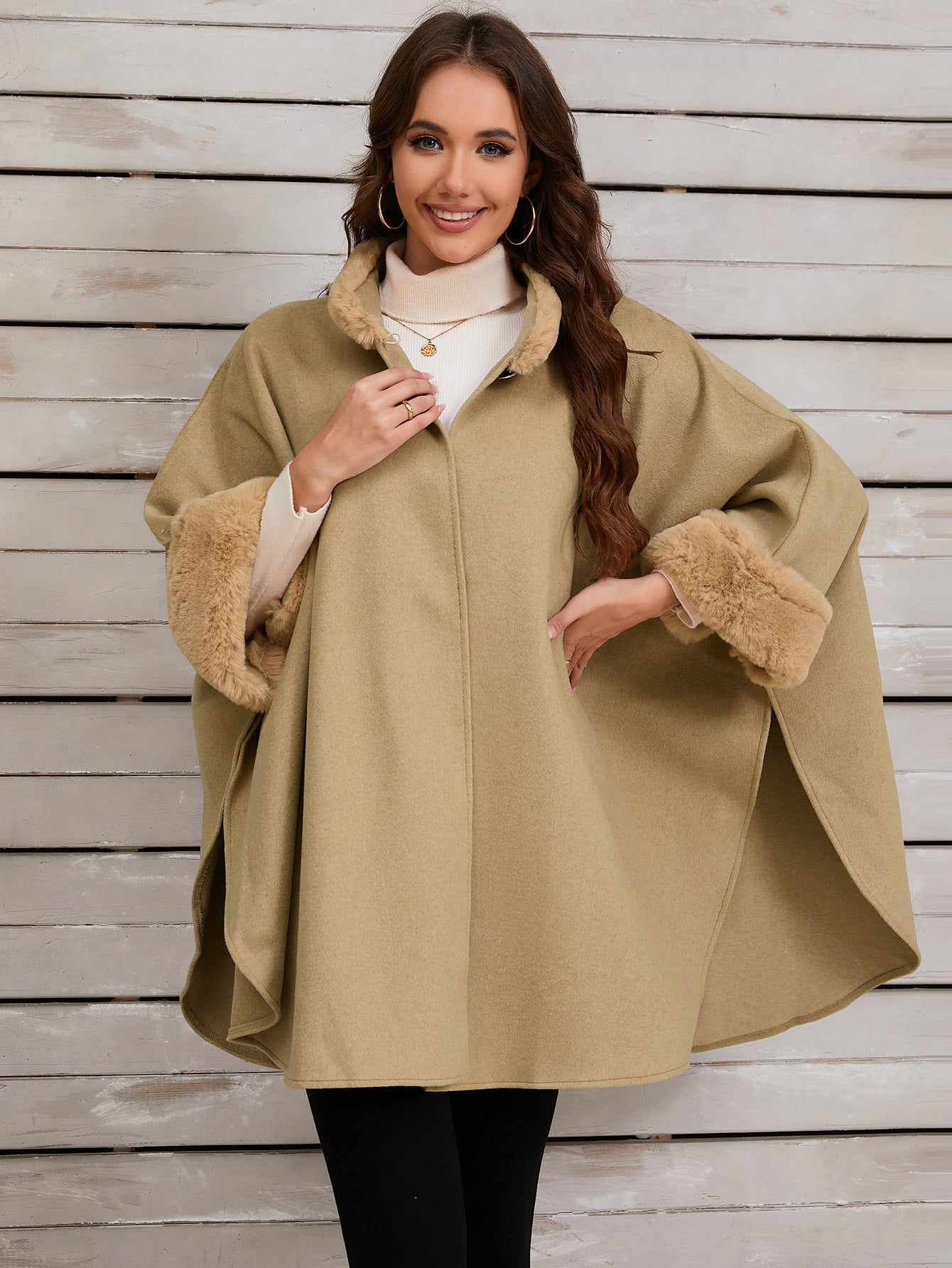 Poncho elegante con ribete de piel sintética para las elegantes noches de invierno