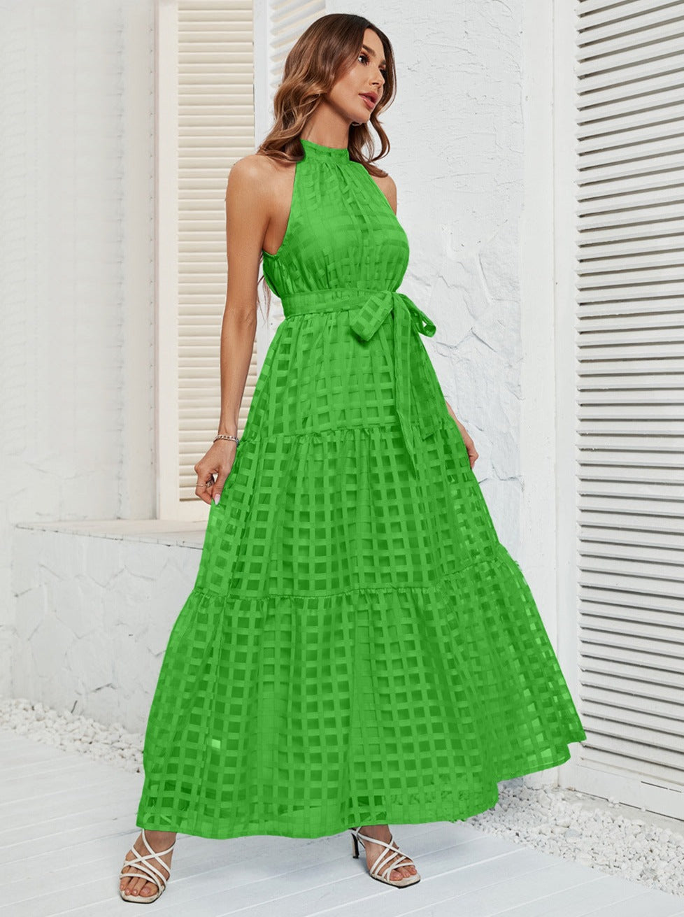 Vestido largo con cinturón y escote halter de malla verde 