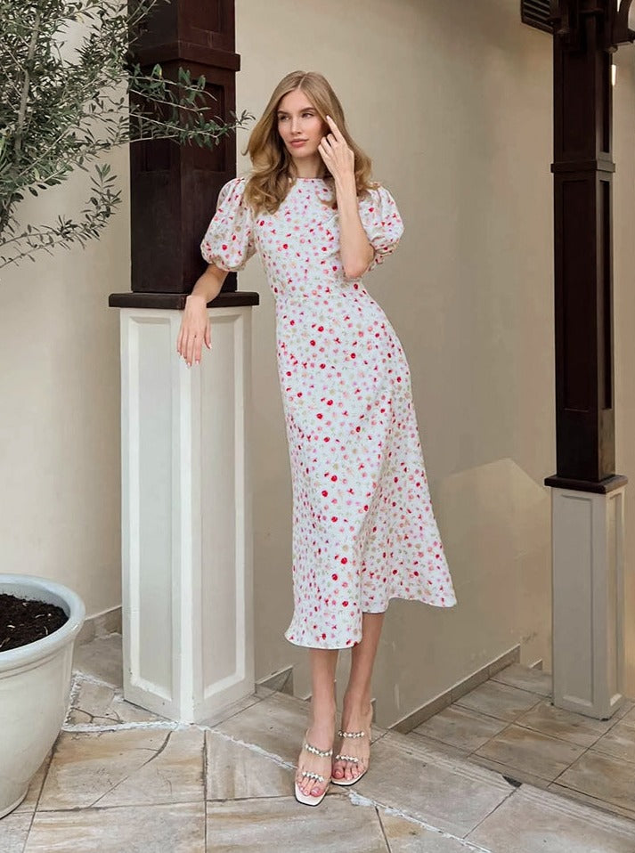 Elegante vestido blanco con estampado floral