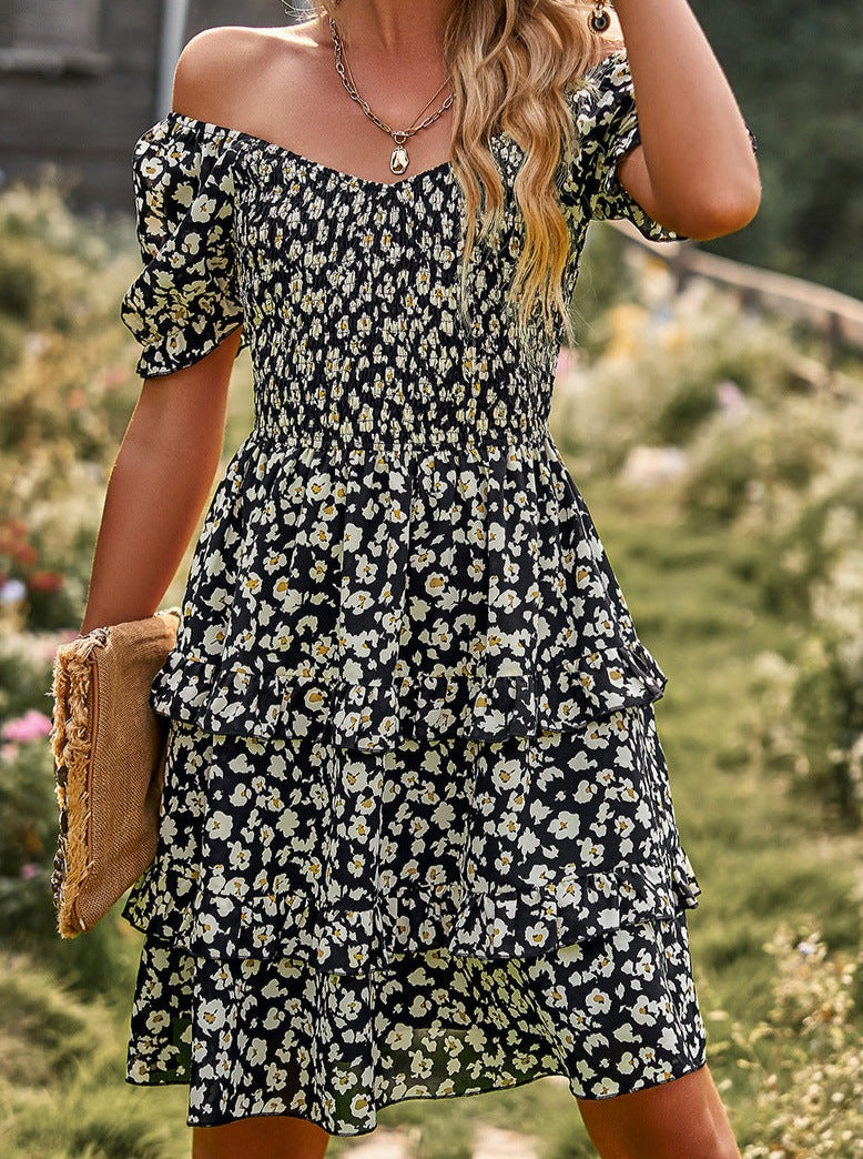 Vestido con falda de pastel, estampado floral, hombros descubiertos y escote en V en color negro