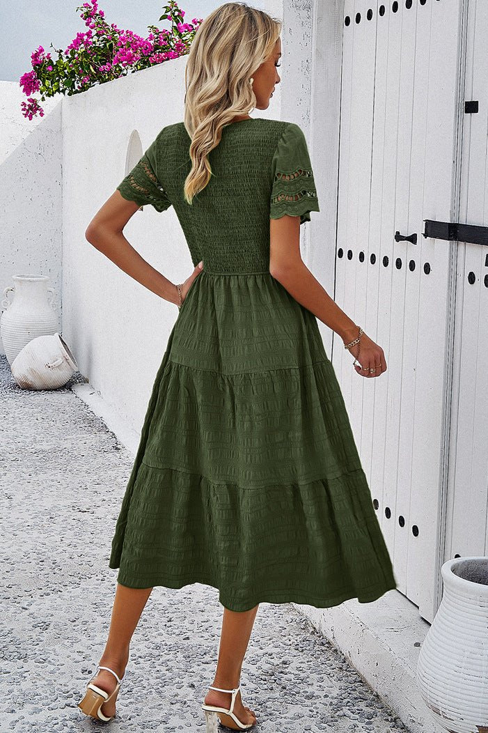 Vestido midi informal de color verde oscuro con mangas de encaje de crochet y corte en A 