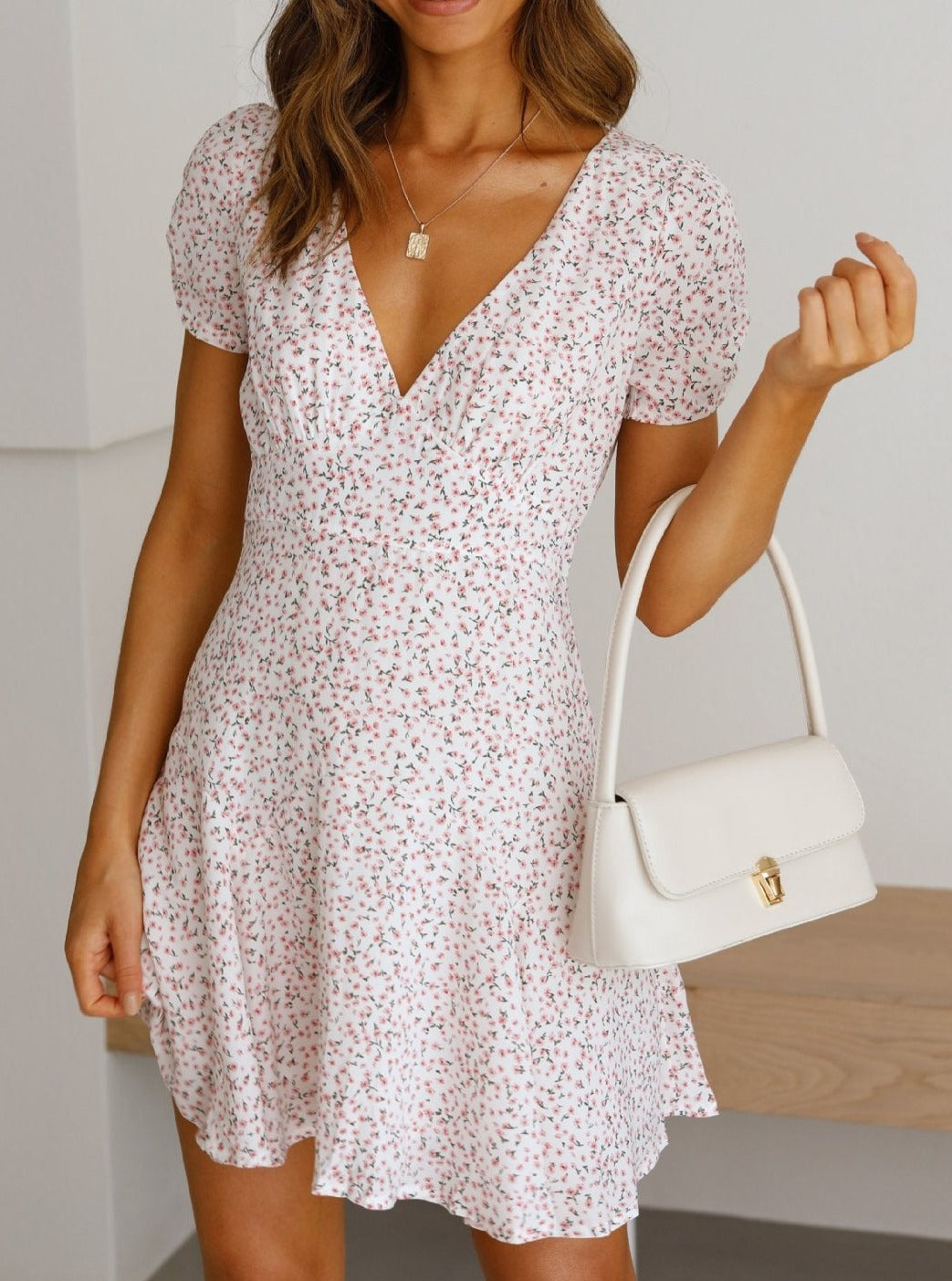 Vestido blanco con cuello en V y manga corta con estampado floral 