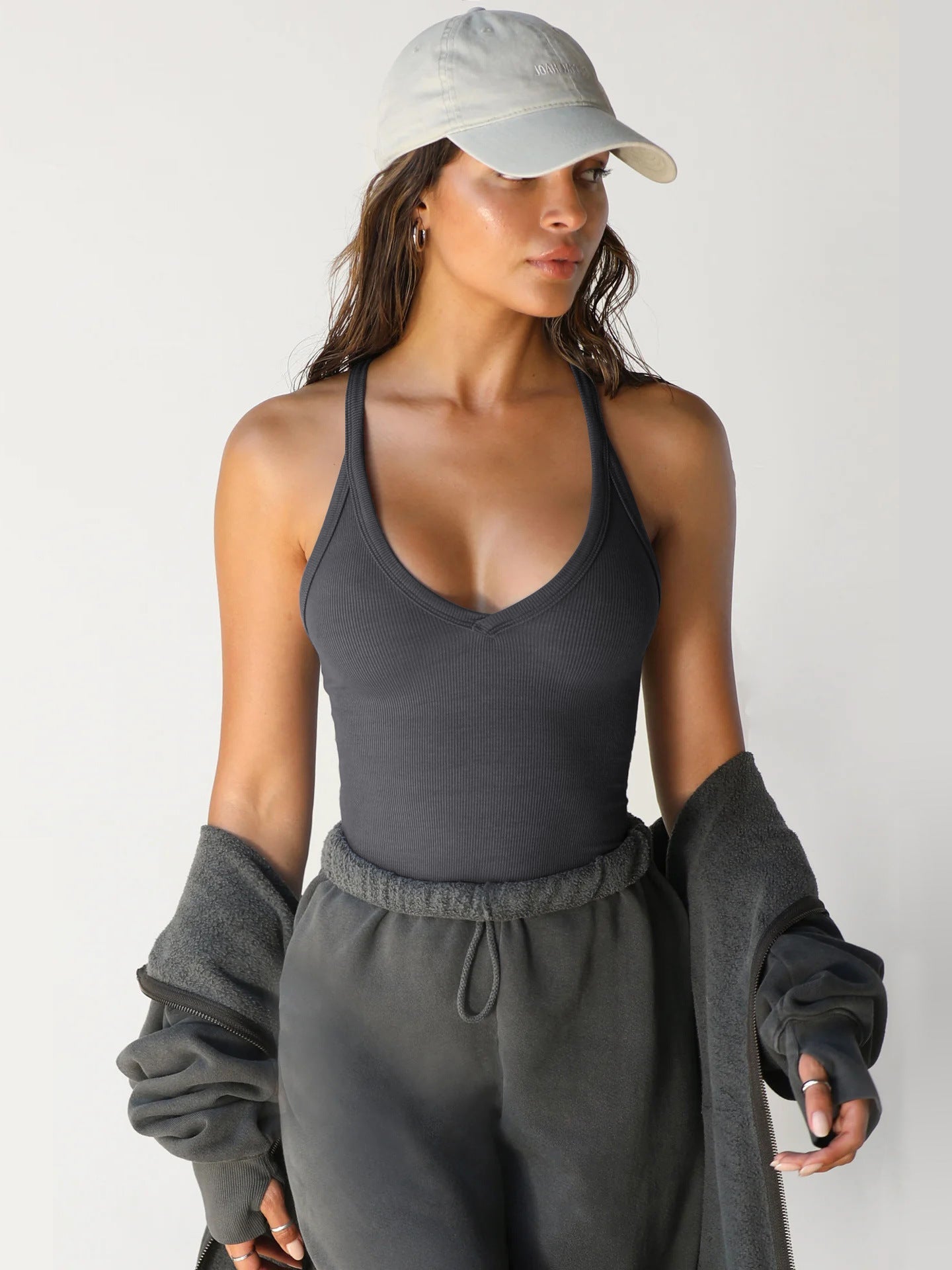 Blusa lisa sin mangas con escote en V y cuello halter en color gris oscuro 