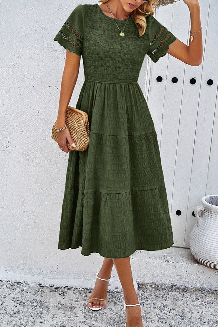 Vestido midi informal de color verde oscuro con mangas de encaje de crochet y corte en A 