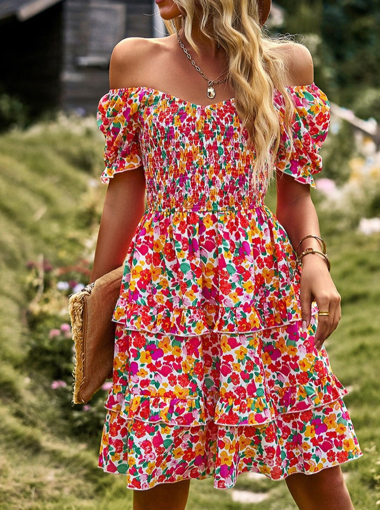 Vestido con falda pastel, estampado floral, hombros descubiertos y escote en V en color rosa 