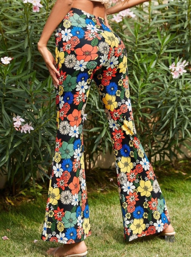 Pantalones acampanados ajustados con estampado floral moderno 