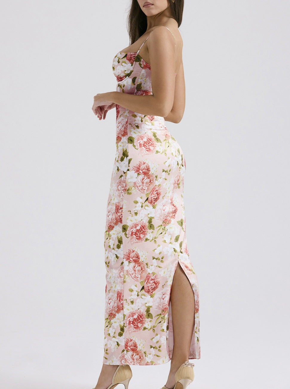 Elegante vestido ajustado con corsé y estampado floral 