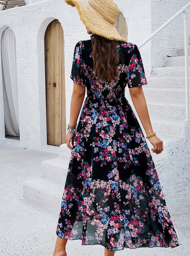 Vestido negro de manga corta con escote en V y estampado floral fruncido 