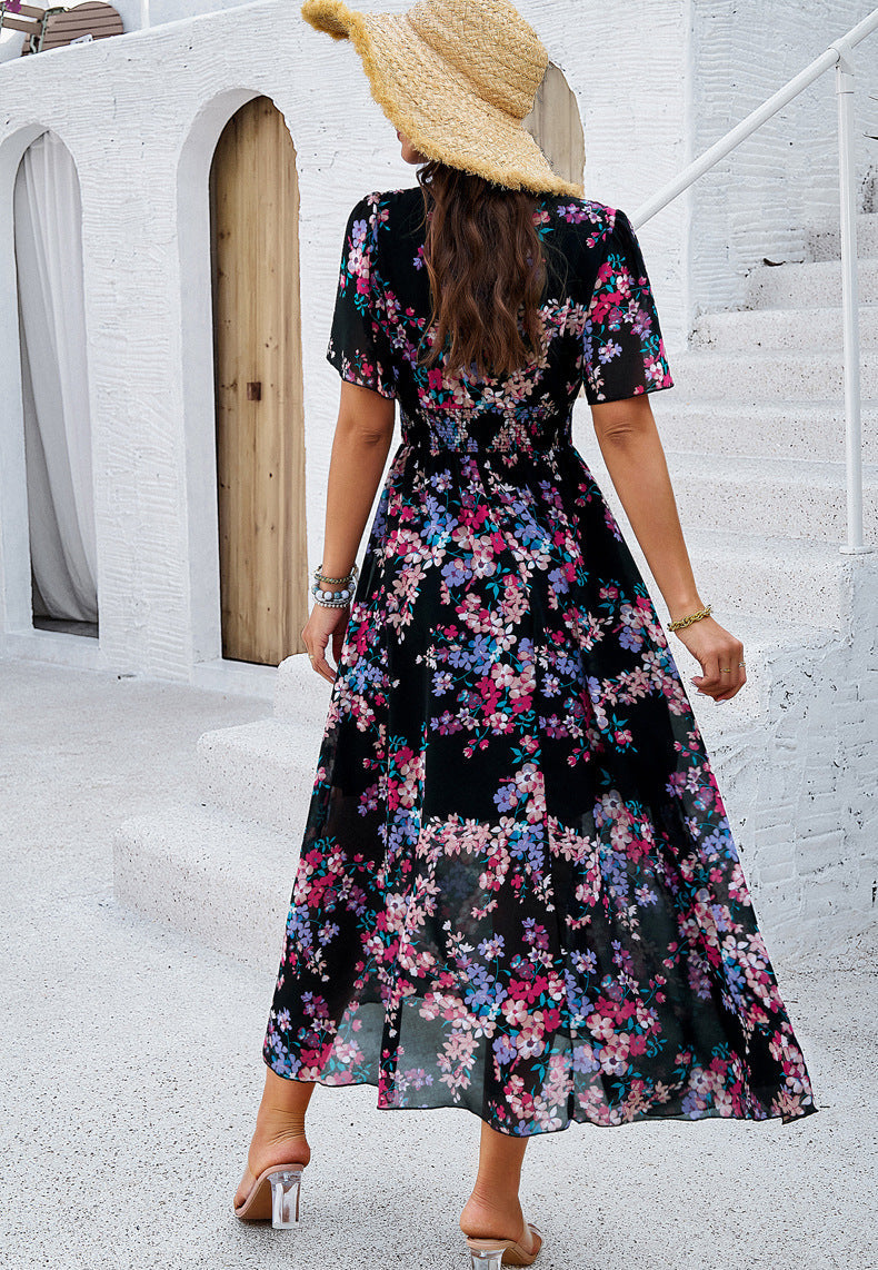 Vestido de verano con escote en V y estampado floral negro 