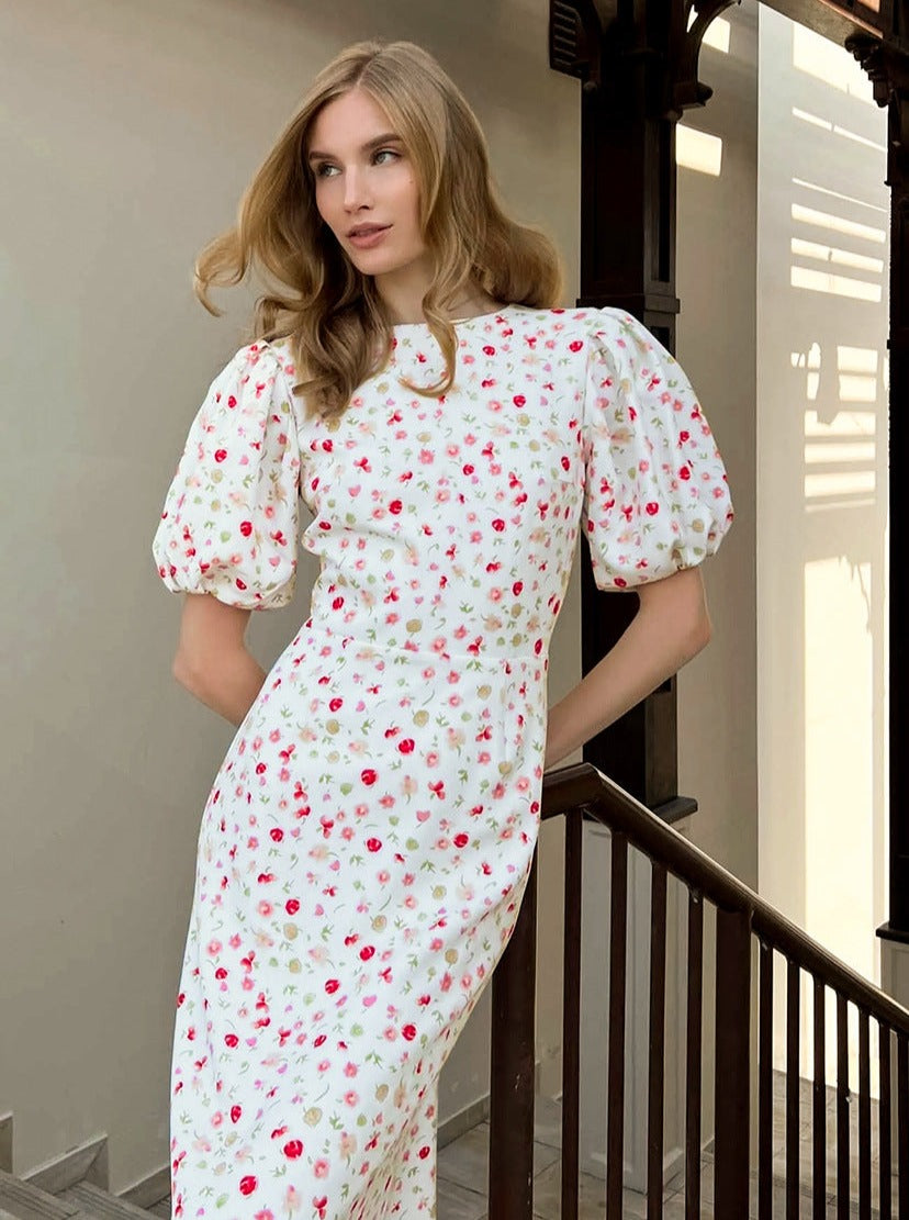 Elegante vestido blanco con estampado floral