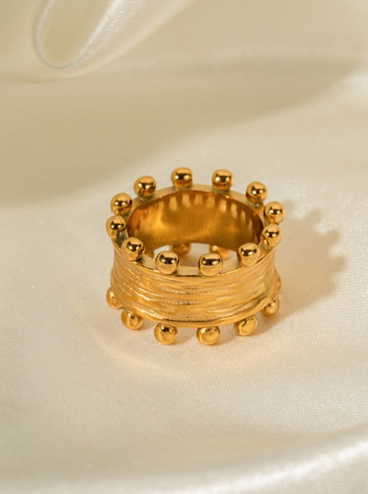 Anillo con vetas de madera bañado en oro de 18 k que no se decolora 