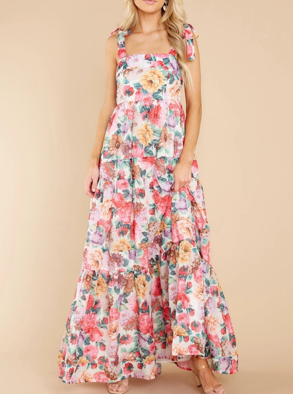 Vestido con capas y estampado floral rosa 