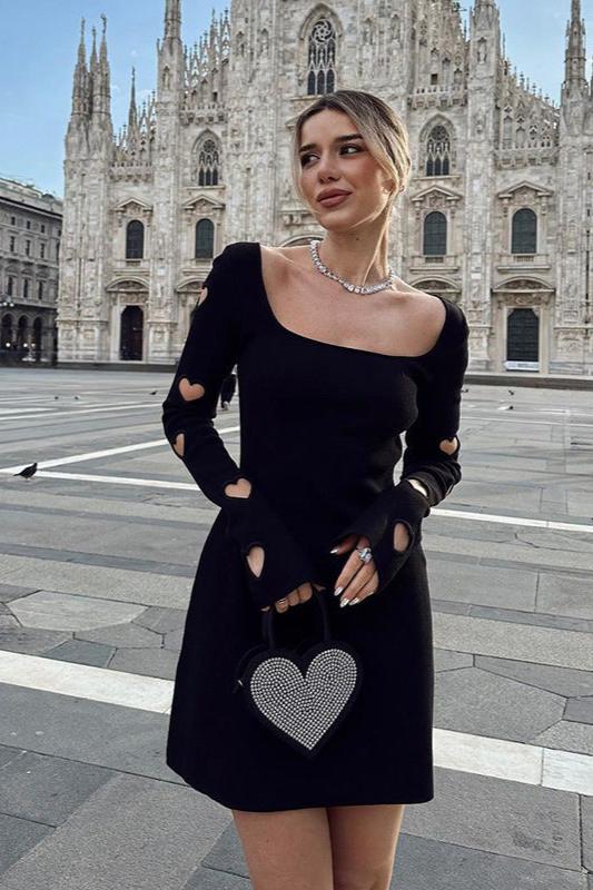 Vestido de escote redondo con aberturas en forma de corazón en color negro 