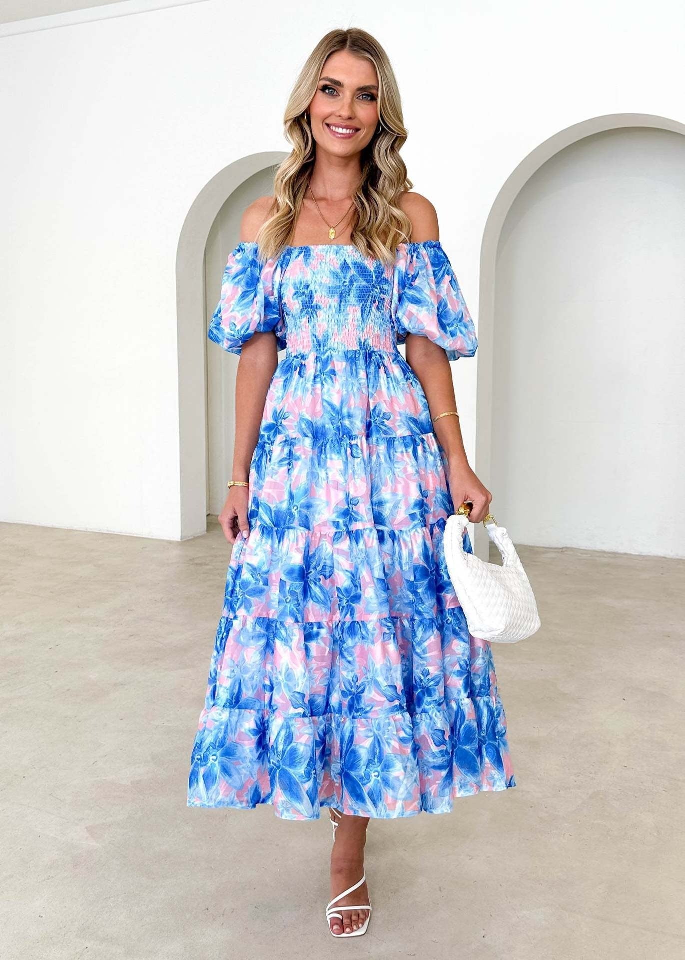 Vestido con escote cuadrado, mangas abullonadas y estampado floral azul