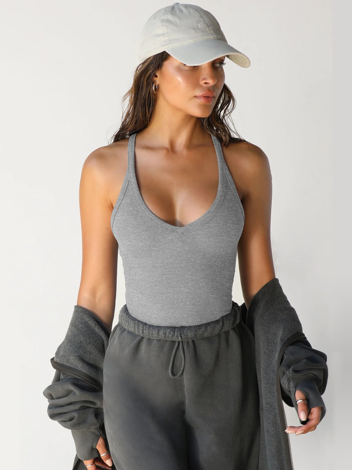 Top gris liso sin mangas con escote en V y cuello halter 