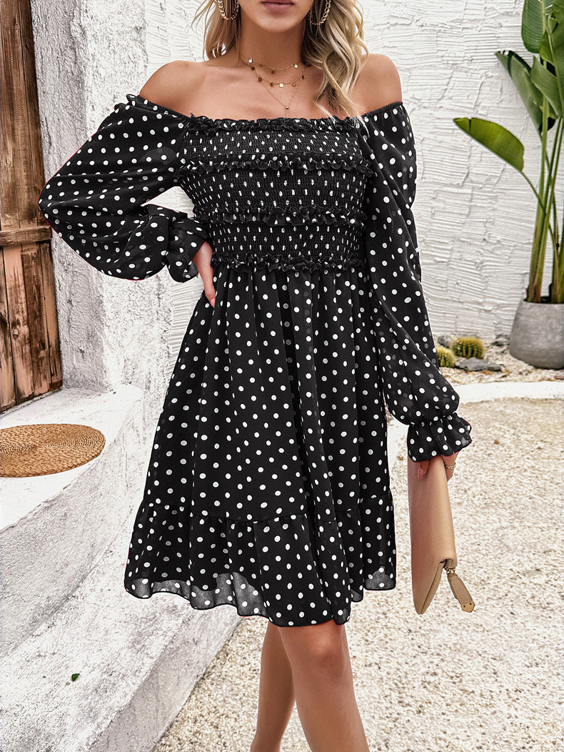 Vestido casual negro con hombros descubiertos y lunares 