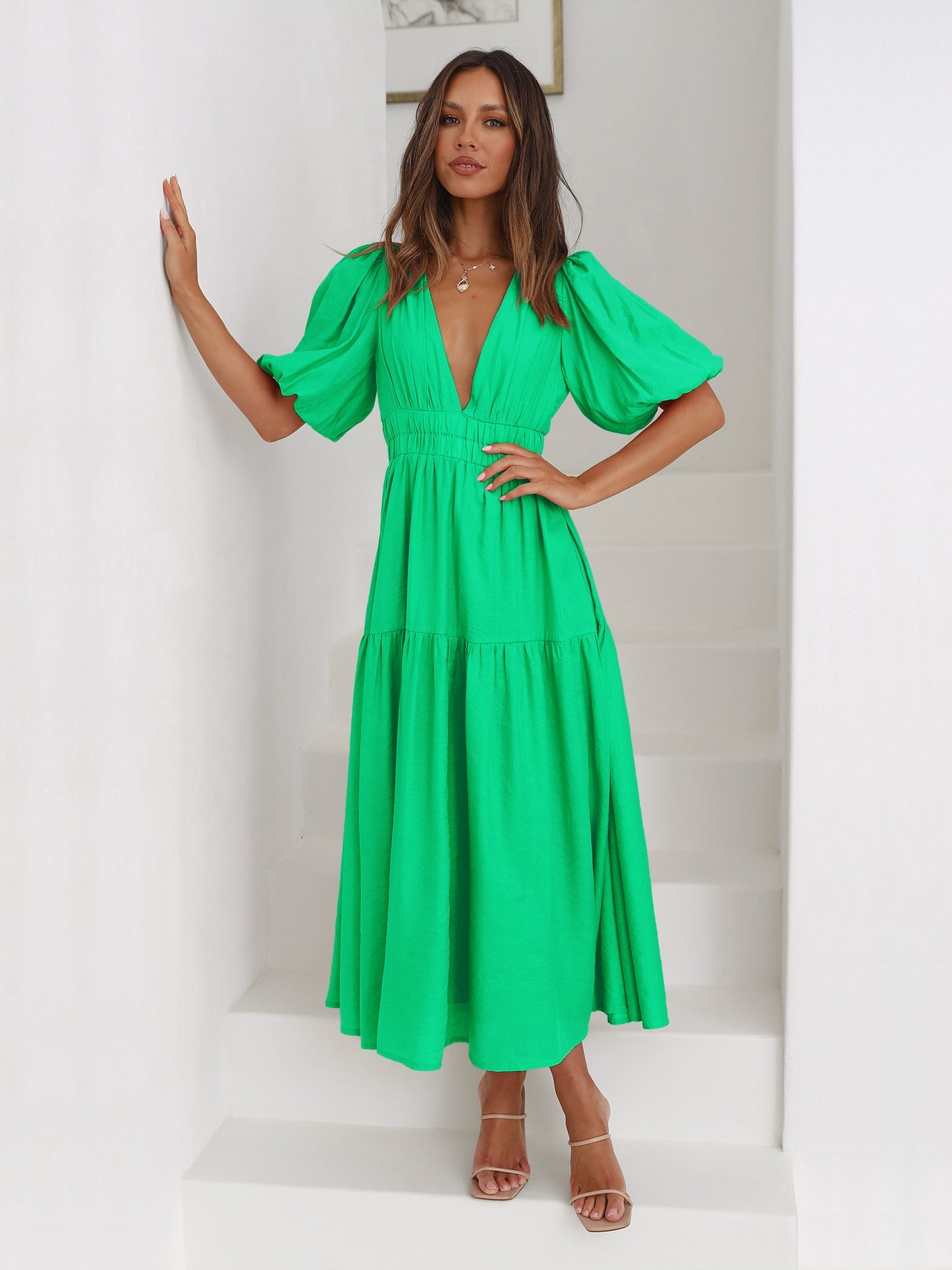 Vestido verde con escote en V profundo y mangas abullonadas en capas