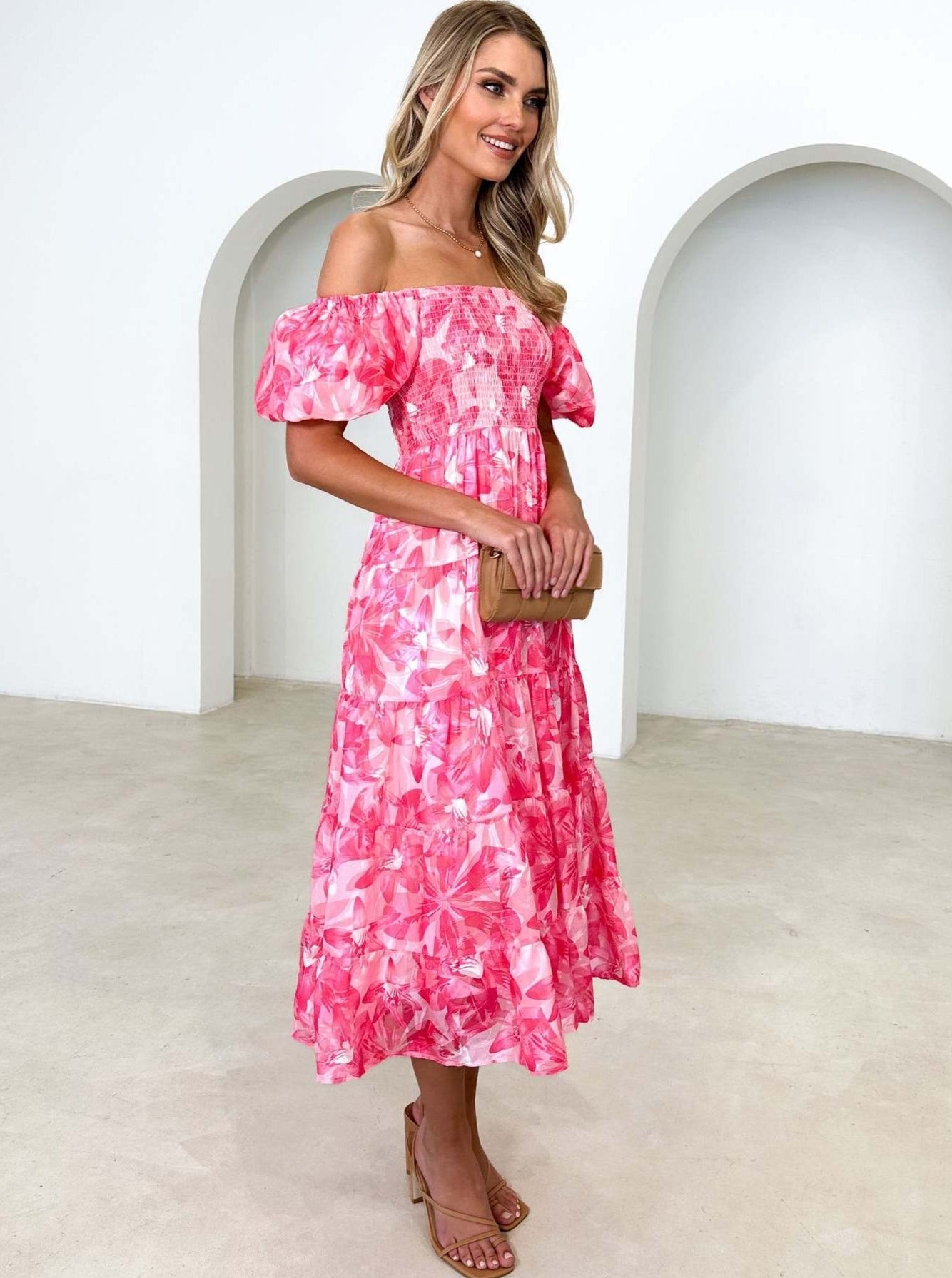 Vestido con escote cuadrado, mangas abullonadas y estampado floral en color rosa