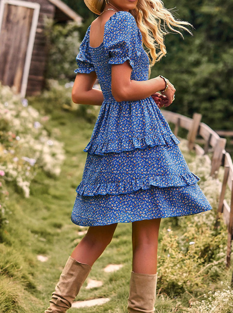 Vestido con falda pastel, estampado floral, hombros descubiertos y escote en V en color azul claro 