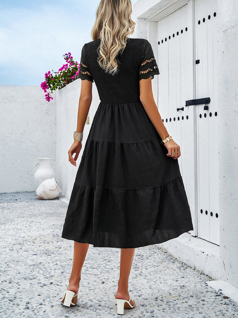 Vestido elegante negro con capas y aberturas 