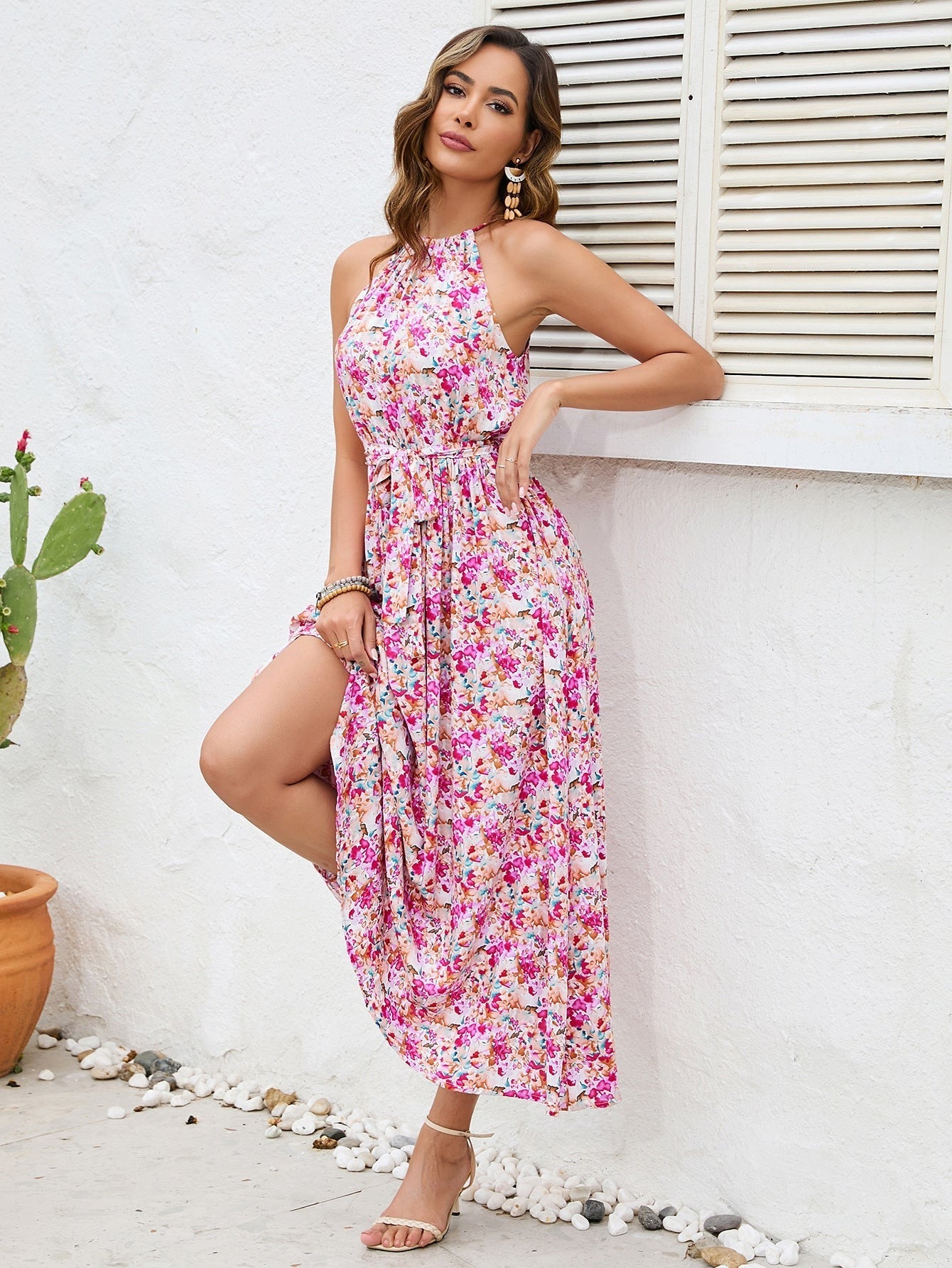 Vestido midi floral con escote halter y hombros descubiertos 