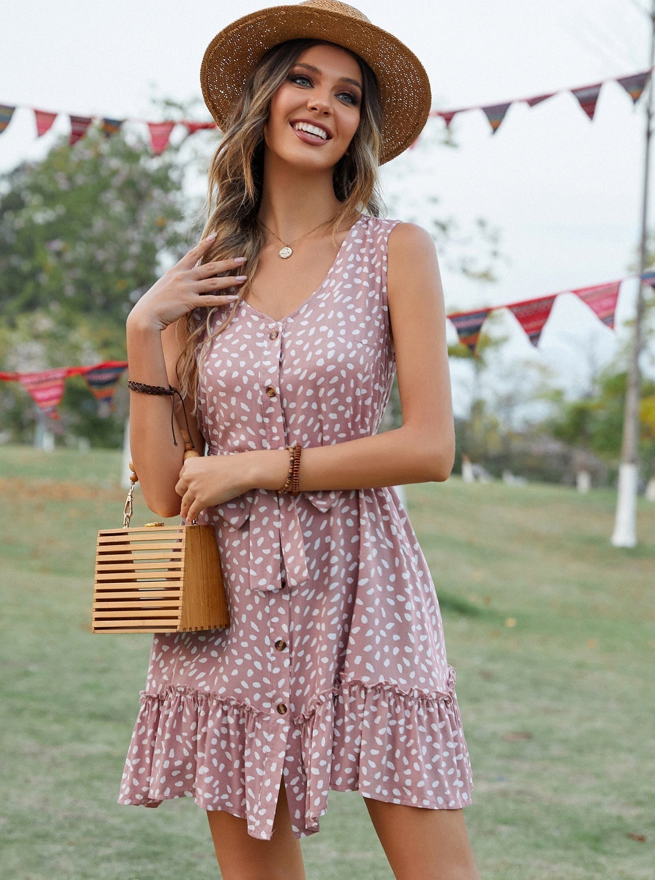 Vestido mini de lunares con lazo en la cintura y sin mangas 