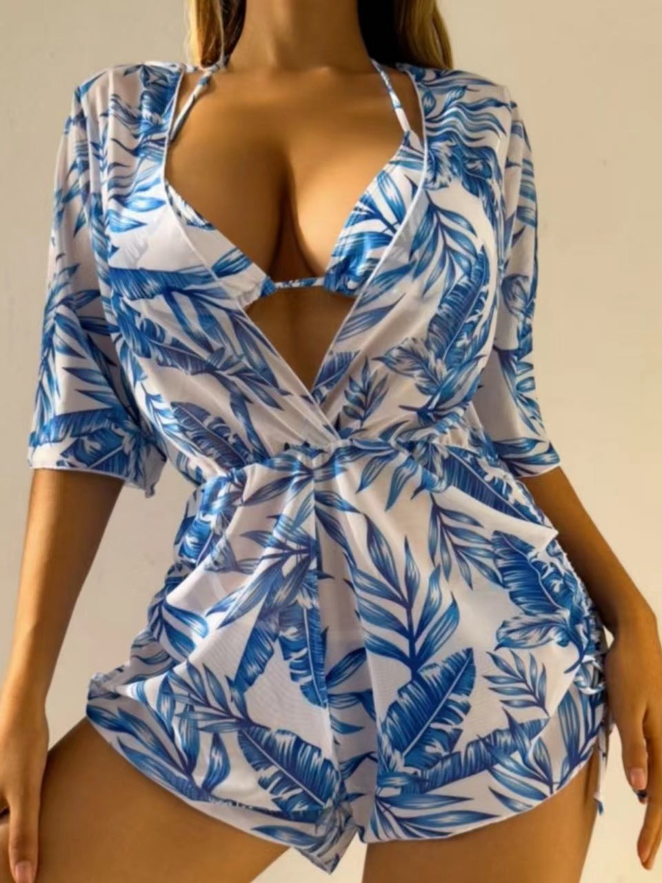 Bikini sexy de tres piezas con estampado tropical azul 