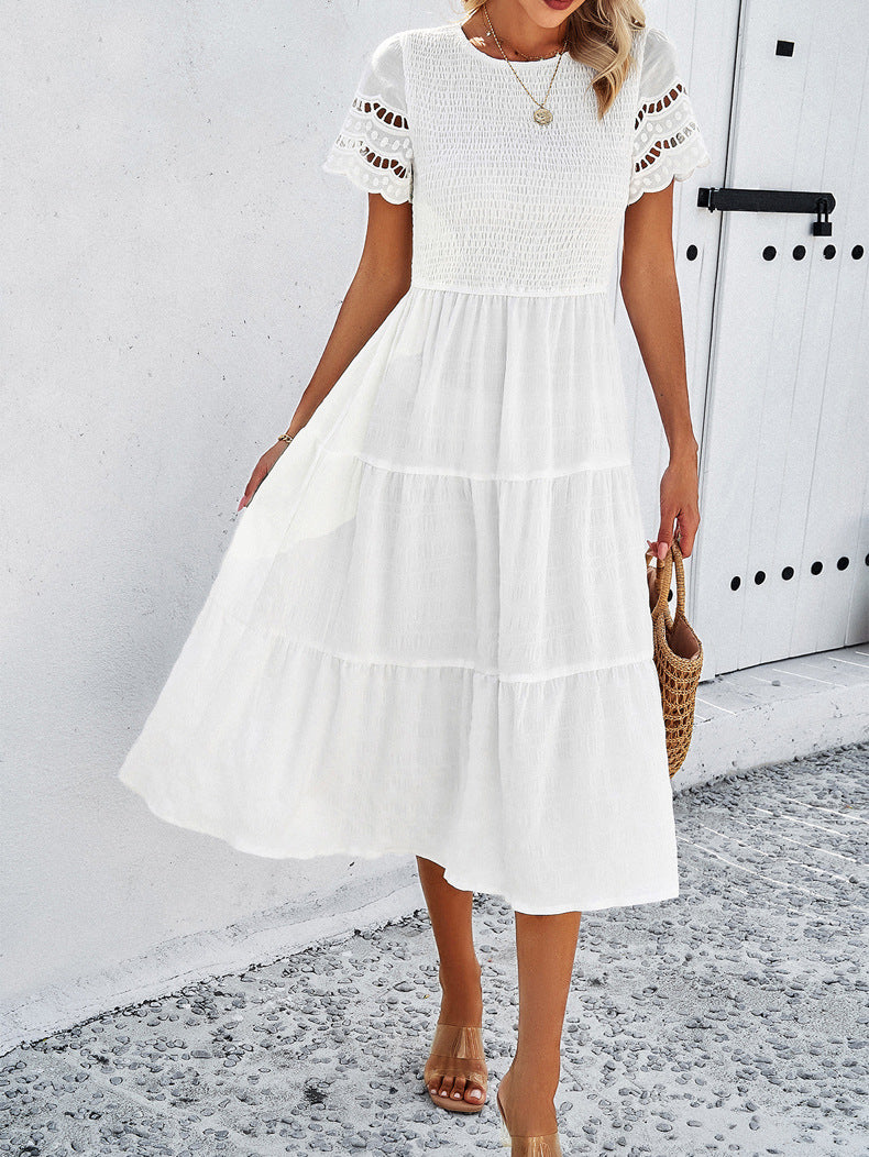 Vestido blanco elegante con capas y aberturas 