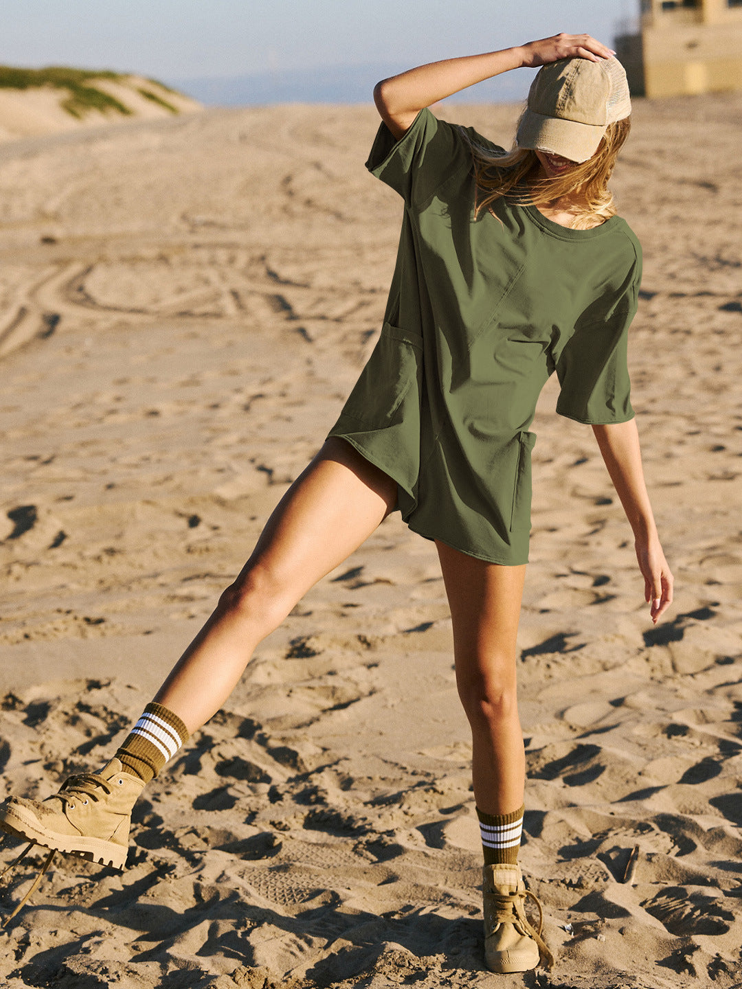 Mono de manga corta con bolsillos y espalda descubierta de color verde militar 