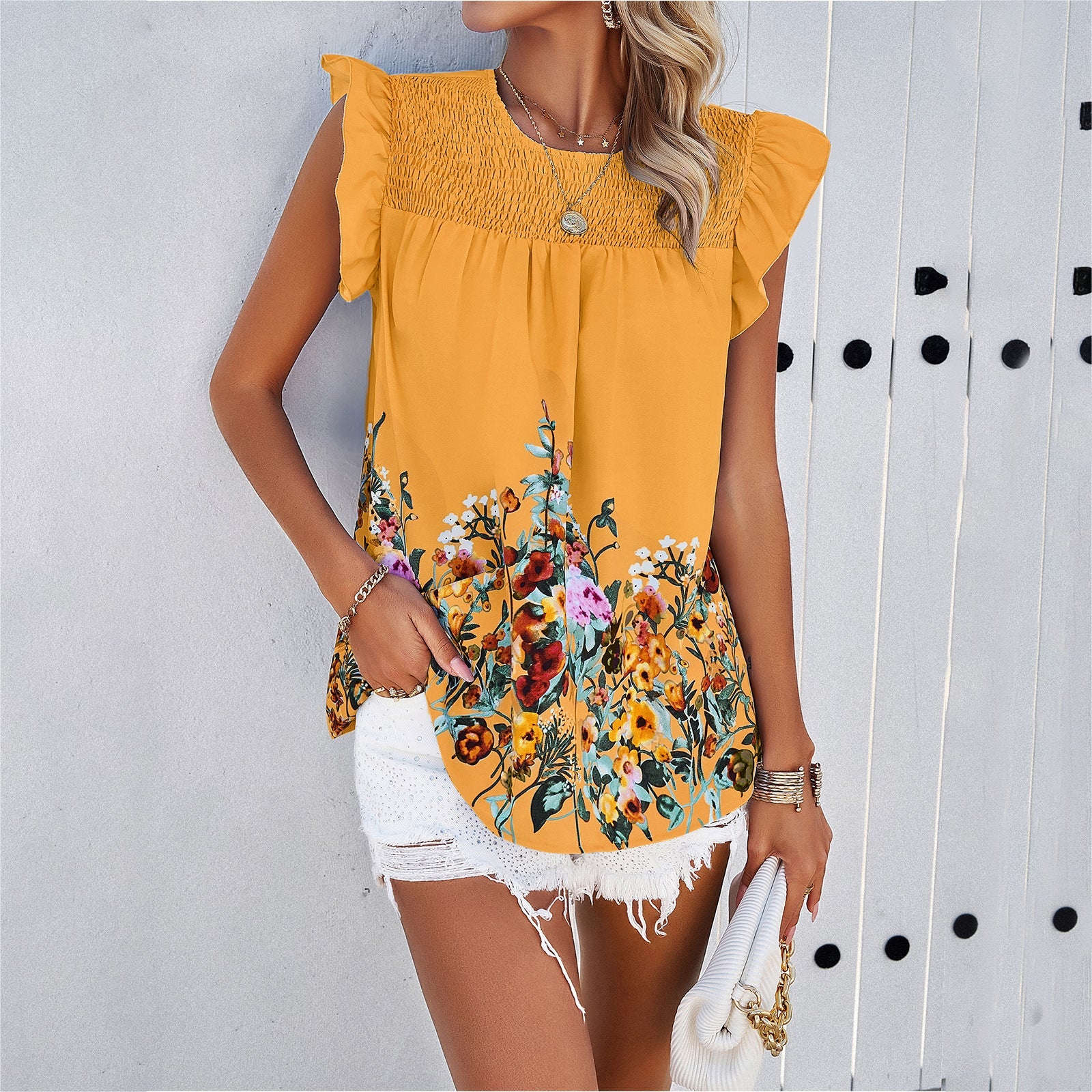 Blusa con cuello redondo y estampado floral en color amarillo 