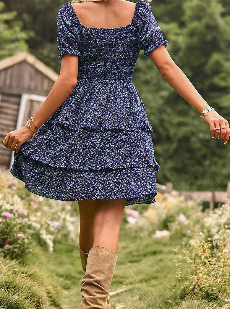 Vestido con falda pastel, estampado floral, hombros descubiertos y escote en V en color azul