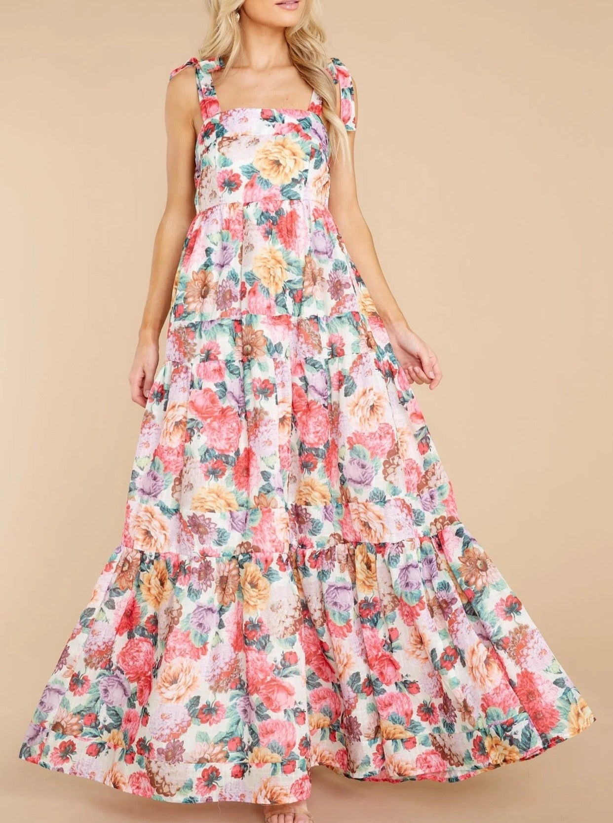 Vestido con capas y estampado floral rosa 