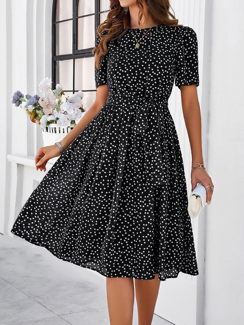 Elegante vestido midi de manga corta con lunares y gasa negra 