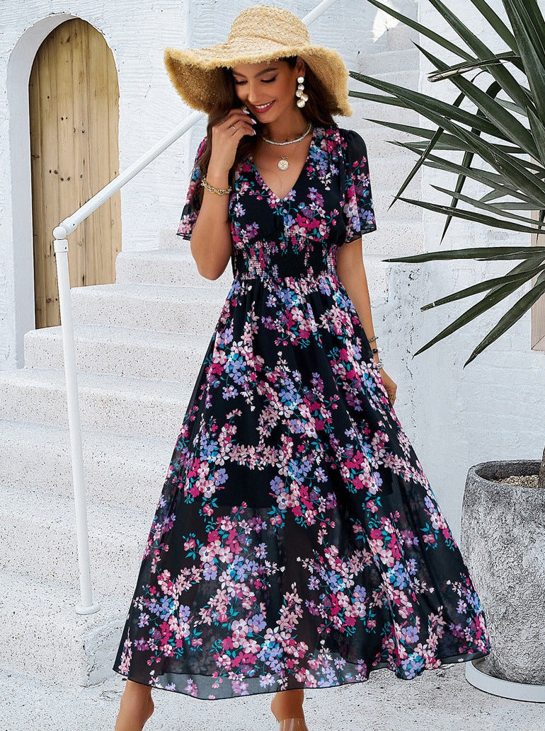 Vestido negro de manga corta con escote en V y estampado floral fruncido 