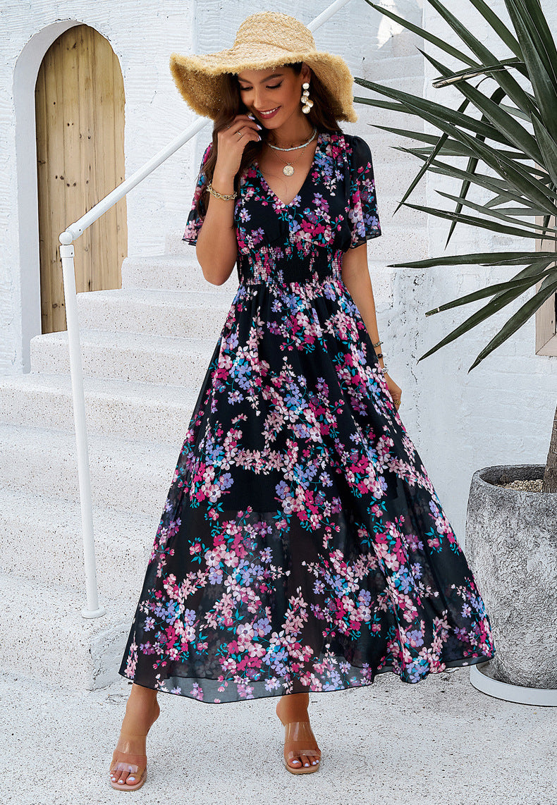 Vestido de verano con escote en V y estampado floral negro 