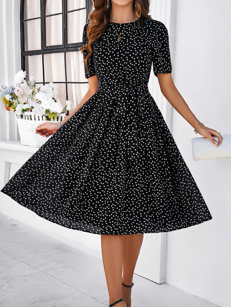 Elegante vestido midi de manga corta con lunares y gasa negra 