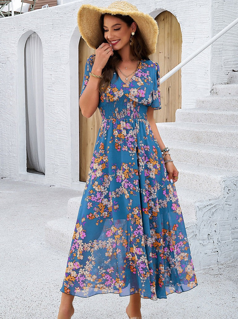 Vestido de manga corta con escote en V y estampado floral fruncido en azul 