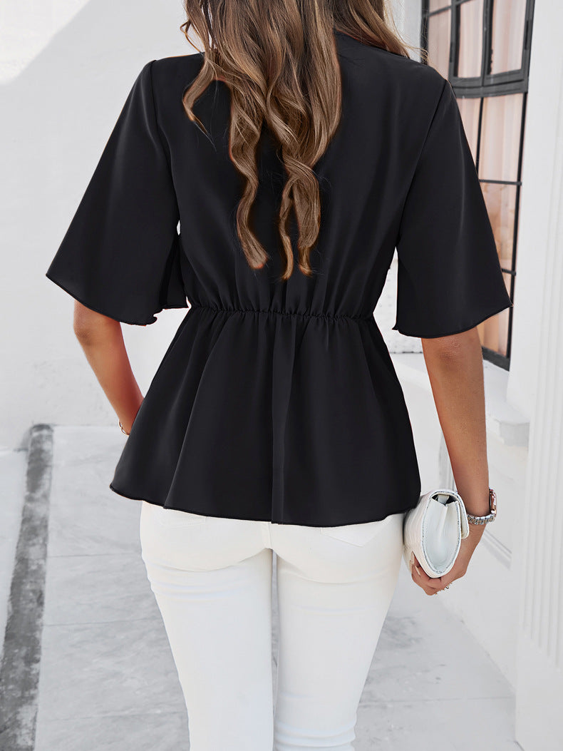 Blusa negra con escote en V y lazo 