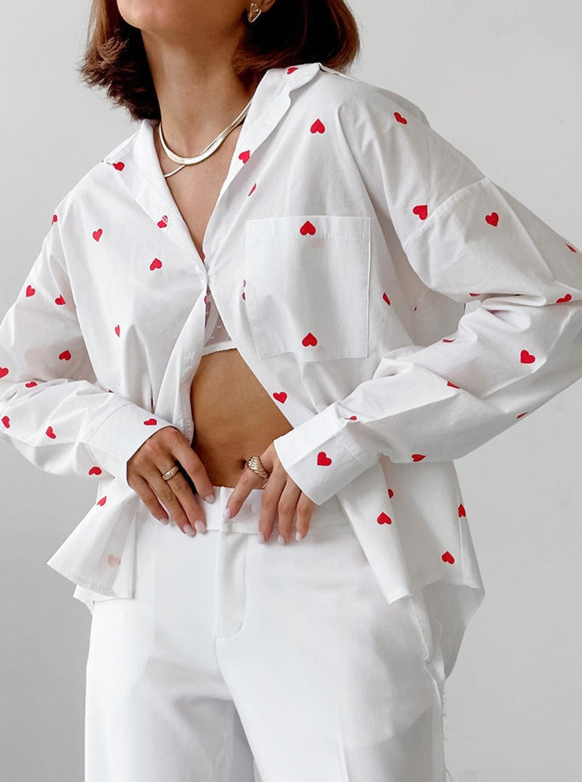 Camisa de manga larga con bolsillo y estampado de corazón 