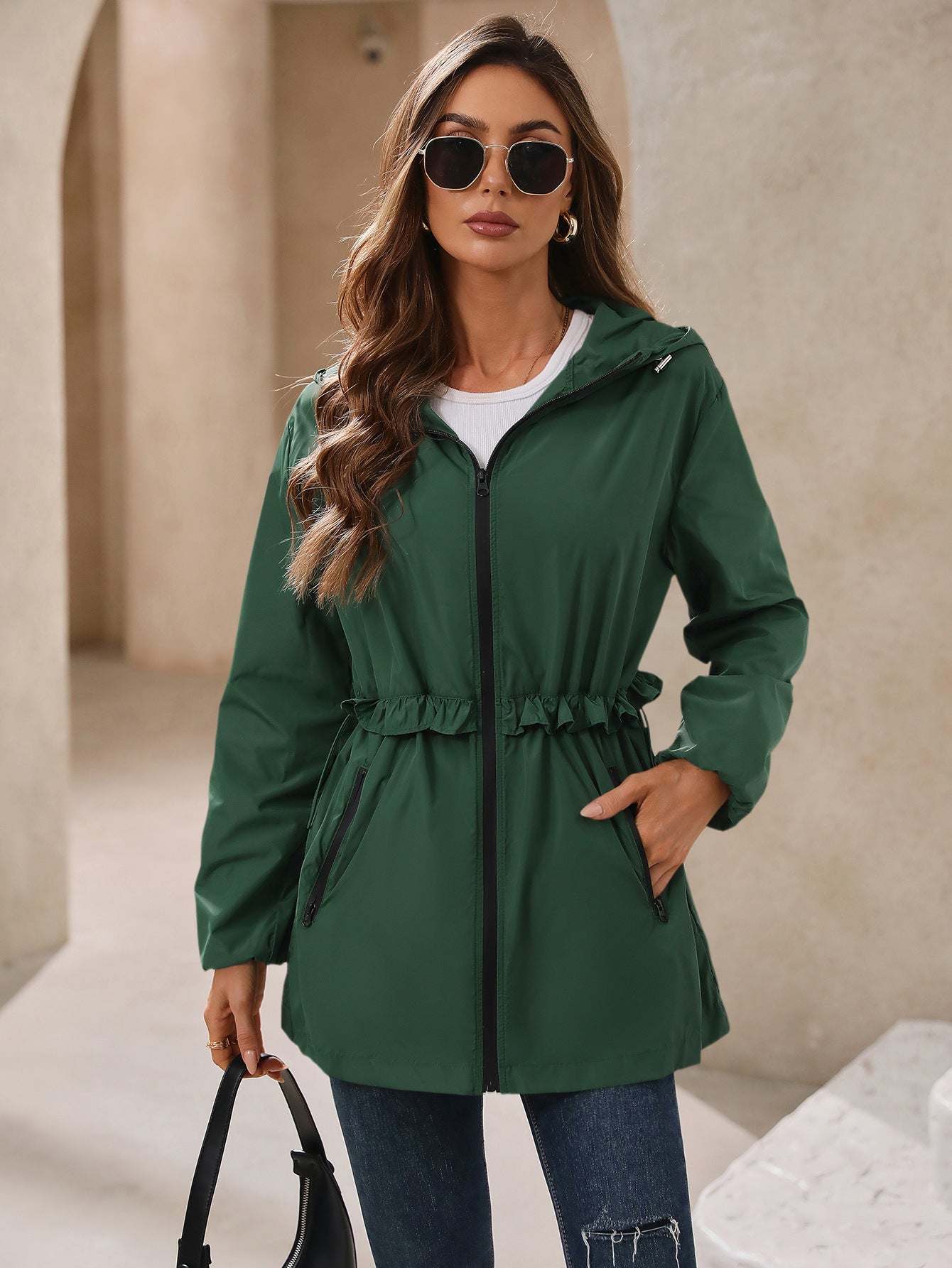 Elegante impermeable con capucha y volantes