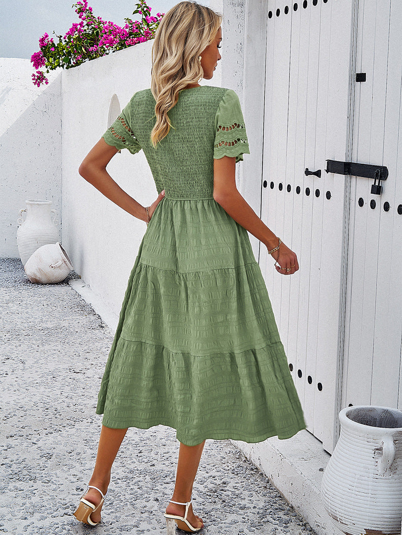 Vestido elegante de color verde con capas y aberturas 