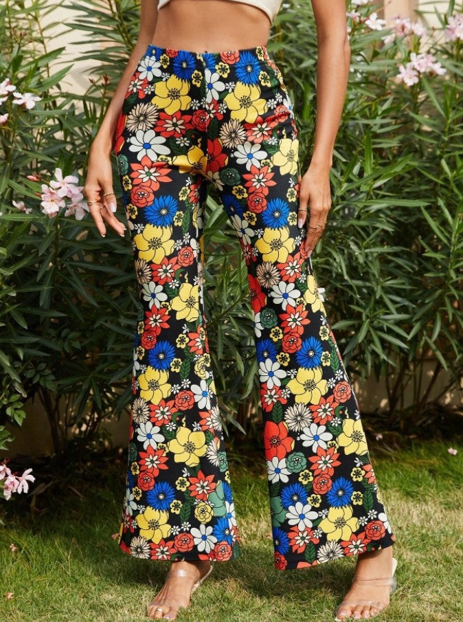 Pantalones acampanados ajustados con estampado floral moderno 