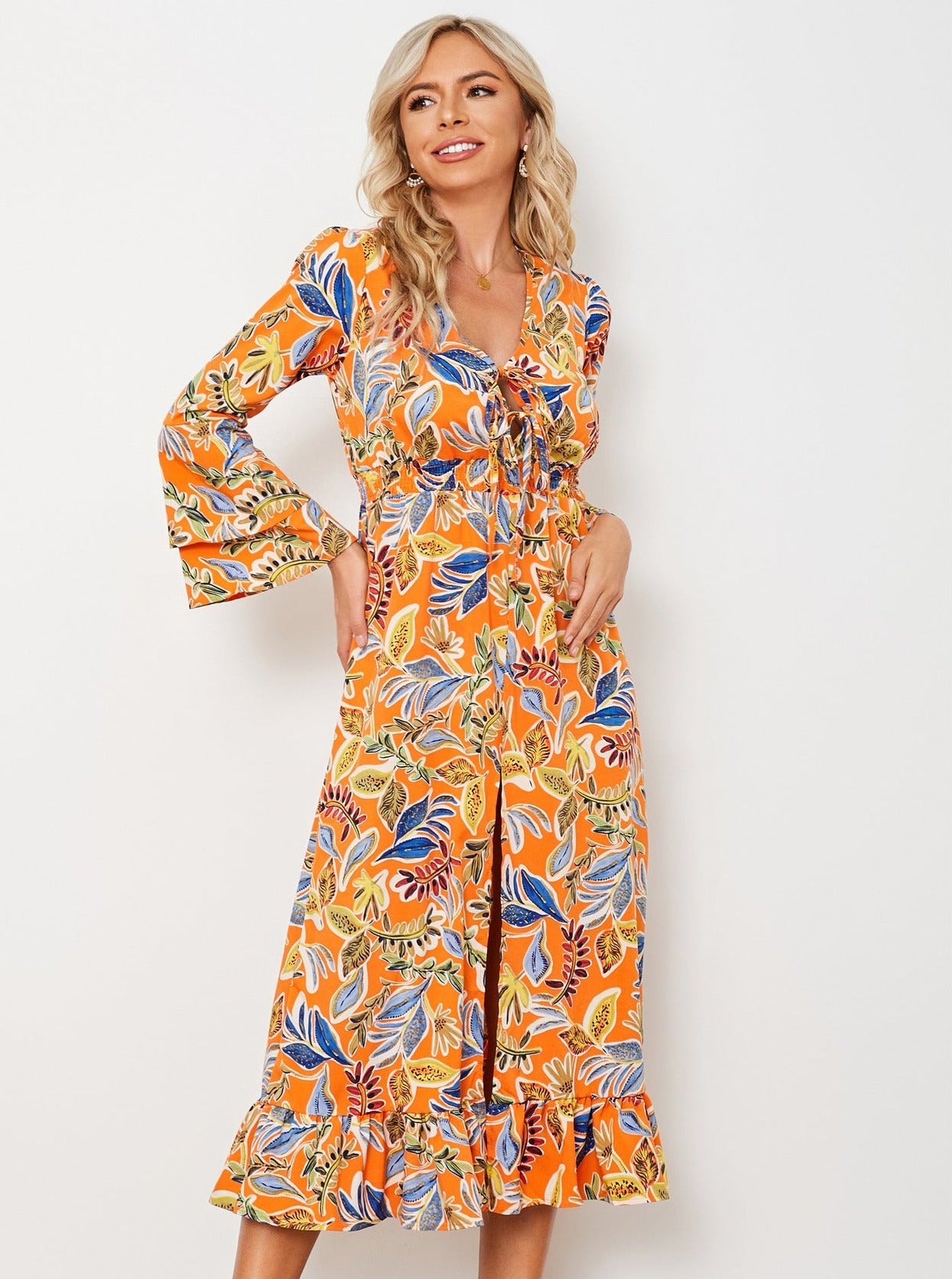 Vestido midi de manga larga con escote en V y estampado floral en color naranja